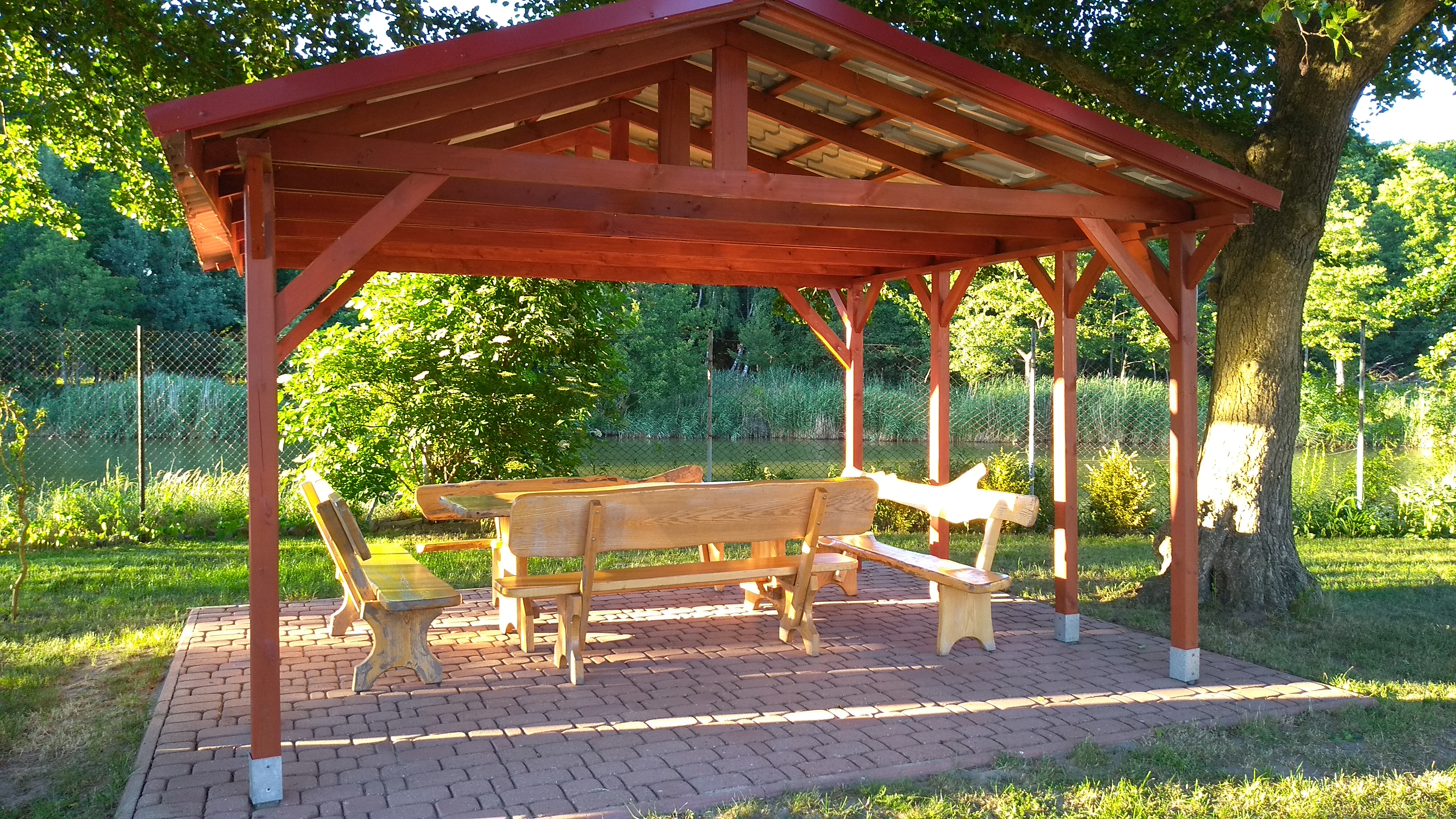 Altana ogrodowa w Jurkowie – zadaszony kącik wypoczynkowy dla gości