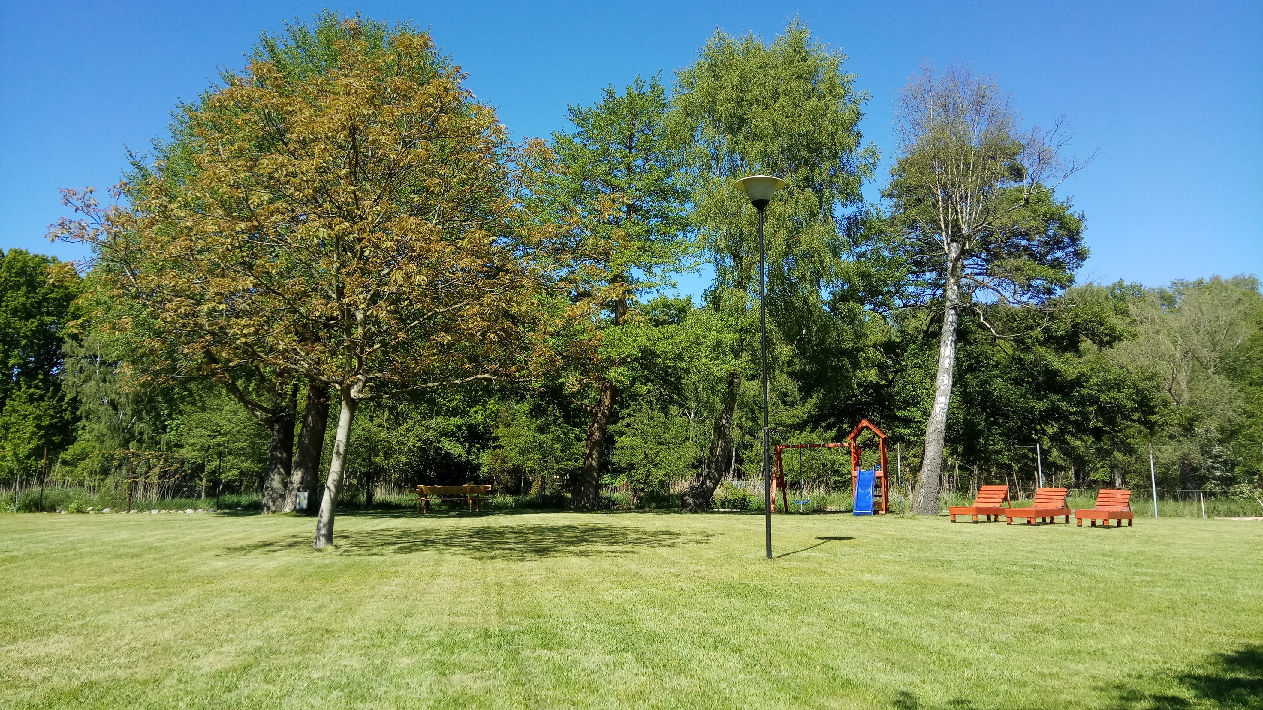 Zielony ogród Jurkowo z placem zabaw – wypoczynek dla rodzin w Rowach