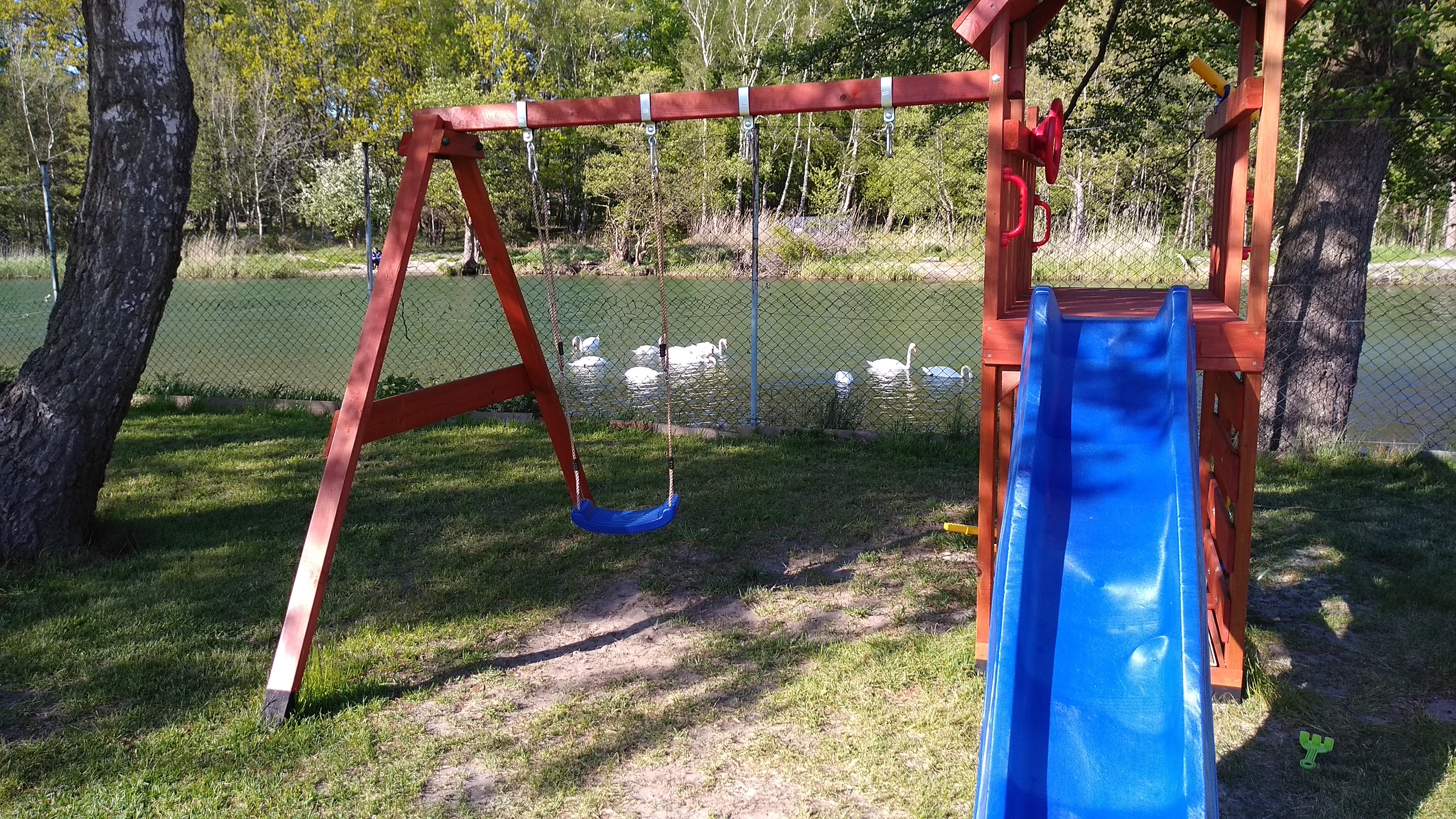 Plac zabaw dla dzieci z huśtawką i zjeżdżalnią – Jurkowo, Rowy